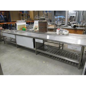 Spoeltafel 4800 mm. - 2 bakken links + diverse lades/kasten